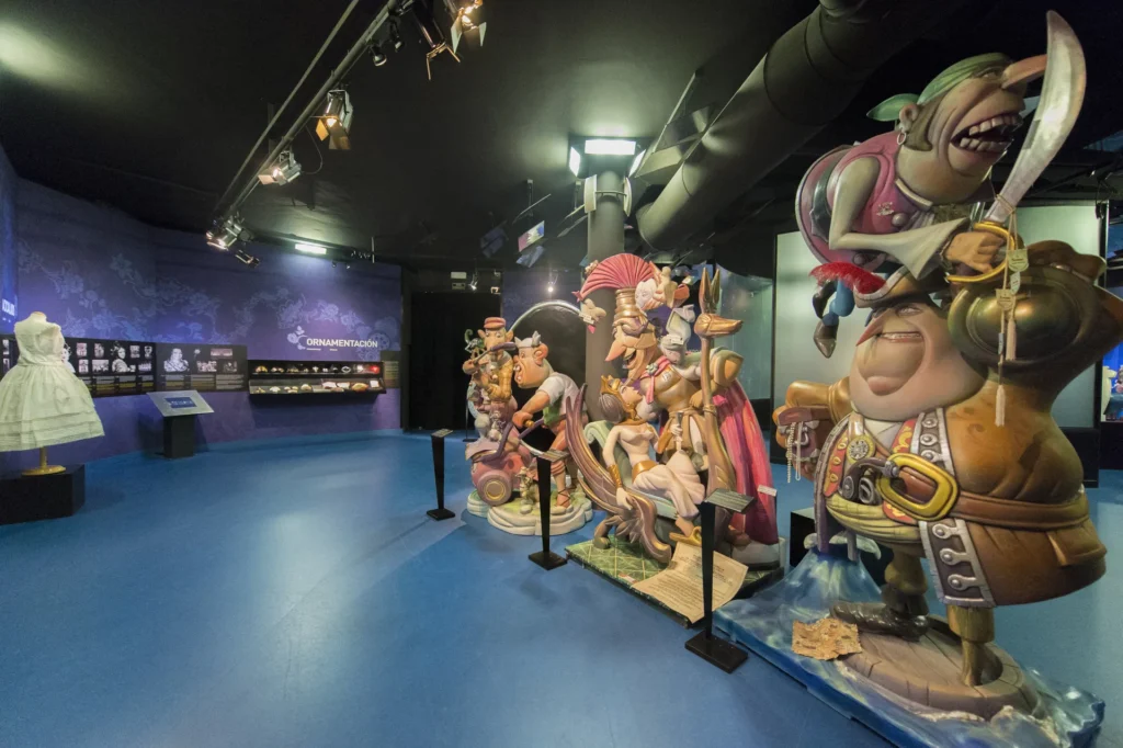 Sala expositiva del Museu Faller de Gandia con varios ninots indultats de gran formato